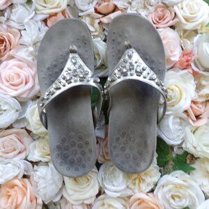 Vionic silver flip flops 9.5